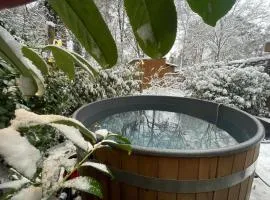 Forest Finest, luxe chalet met HOT TUB mooie overkapping en prachtige tuin met veel privacy