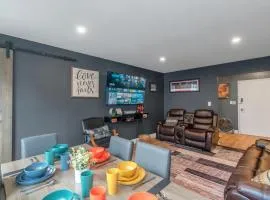 Lux 2BR Condo with King Beds DTWN