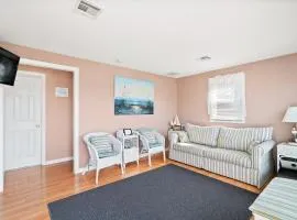 Private 2 bedroom Front House Sleeps 4 Yard, Deck & BBQ Beach Badges