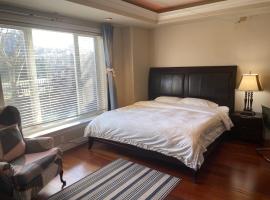 Lucky suite, two-bedroom suite with independent entrance in Richmond close to YVR, Hotel in Richmond