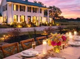 Historic Farmhouse -Modern Amenities -1800s Charm