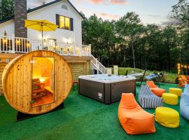 Sleeps 14 Hot Tub Sauna Game Room Fire Pit, hotel u gradu Long Pond