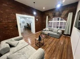City Centre - Sleeps 6 - Bars, Parking & Netflix
