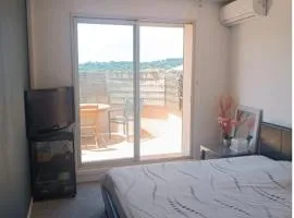 Chambre calme climatisée avec terrasse