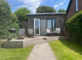 Unique Private Wood Cabin near Jurassic Coast in Dorset Countryside, hotel a Bere Regis