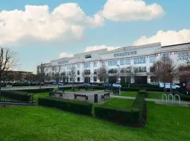 Luxury 2 bed canal side apartment near Kings Langley station & Warner Brother Studios