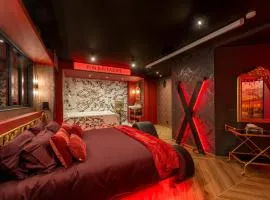 Suite Cabaret - Love room spa & cinéma privatifs - piscine