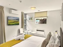 Fabulous Lakeside Marina Studio Apartment