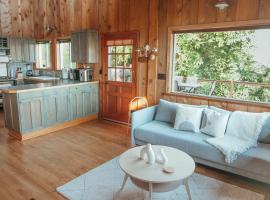 Insane views, hot tub, wood stove, close to town!, hotell i Eastsound