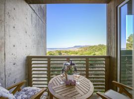 Oceanfront Condo King Suite & Pet-Friendly Stay, hotel a Rockaway Beach