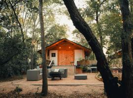 Premium Lakefront Cabin 2 The Magnolia, hotell sihtkohas Bastrop