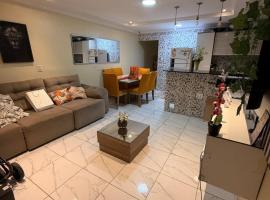 Casa inteira perto do Centro ate 6 hospedes ar e Wifi 600MB，馬瑙斯的小屋