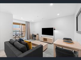 Modern Glenelg Apartment, Walk to Beach & Jett，格雷奈爾格的飯店