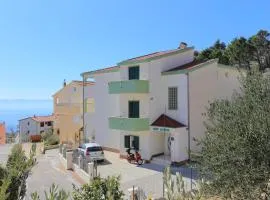 Apartments with parking space Makarska - 25063