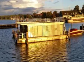 Hausboot Charlotte im Hafen in Ribnitz-Damgarten
