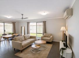 Spacious 4-Bedroom Home in Caboolture with Parking, ξενοδοχείο σε Caboolture
