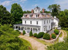 7BR Estate with Htd Pool Near Gillette, World Cup, Hotel in Walpole