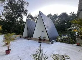 AURACREST HAVEN A-Frame Cottages and Deluxe Rooms