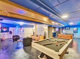 Lux Retreat with Indoor Swim Spa Game Lounge Theater Hot Tub Sauna, hotel v mestu Blakeslee