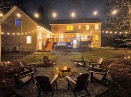 Lux Retreat with Indoor Swim Spa Game Lounge Theater Hot Tub Sauna, hotel Blakeslee-ben