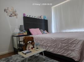 Private room for female only, 12mins to airport, 3 mins to bus & train station, Hotel in St Albans