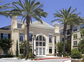 Exclusive Top Floor 1 bedroom in central Irvine one month min, хотел в Ървайн