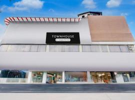Townhouse Kothapet Formerly Surabhi Elite, hotelli kohteessa Surūrnagar