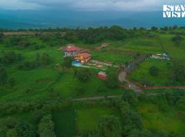 StayVista at Ravendell with Pool and Lawn، فندق في Jambhulpāda