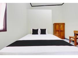 OYO 90760 Almadina Family Homestay, hotel in Jepara