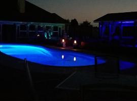 The Alpha- King bed with Shared bath, hotel u gradu Krugerville