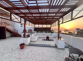 Maat apartment Luxury Upper Floor Apartment with Private Rooftop Near Hilton Luxor with Jacuzzi BBQ and Panoramic Seating Areas, hotel com banheiras de hidromassagem em Luxor