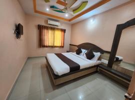 Hotel Sai Laxmi- Walkable Distance from Sai baba Temple, хотел в Ширди