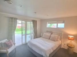 Private Ensuite Room, hotel di Rolleston