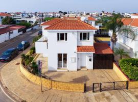 Villa St George - 3 Bed Villa with Private Pool, Hotel in Xylophaghou