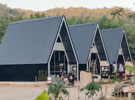 บ้านไม้หอมชาเล่ต์, cabin in Suan Phung