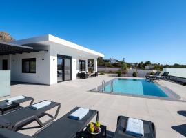 Blue Ferma - Modern Villa with Private Pool, hotelli kohteessa Ferma