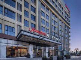 拉萨希尔顿欢朋酒店, hotel s parkiri&scaron;čem v mestu Zamsar