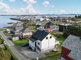 Nice Home In Harøya With Harbor View, khách sạn ở Steinshamn