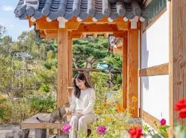 Gyeongju Adamwon hanok dokchae pension