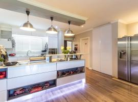 Luxury Lakeside Lodge at Jack Nicklaus Golf Estate, Hotel in Simondium