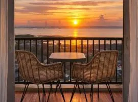 ZeeCloud16 Condotel at Saekyung 956 Condominium Looc, Lapu-Lapu City Near Airport with Private Balcony, Sea and City Views
