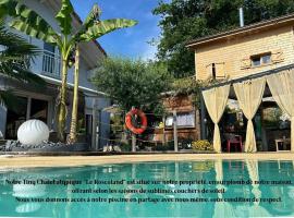 Tiny Chalet atypique Le Roscoland surplombant notre maison avec piscine en partage sous condition de respect et du calme, H&uuml;tte in Mouxy