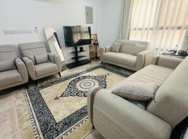 شقة جديدة للإيجار اليوم والاسبوعي للعوائل فقط – hotel w mieście Al Khawḑ