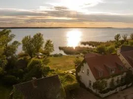 Ferienhaus Peeneblick - exklusives Traumhaus in Direktlage am Wasser mit Bootssteg und Aussensauna