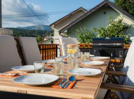 Spacious Apartment Senozece - with terrace & grill, acomoda&ccedil;&atilde;o com cozinha em Senožeče