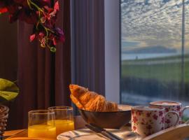 Panoramic Sea-View Family Appartment , Free Parking, Sleeps 6 , Walk to Beach, Station, & Town, Hotel in Newquay