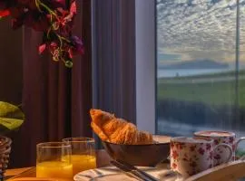 Panoramic Sea-View Family Appartment , Free Parking, Sleeps 6 , Walk to Beach, Station, & Town