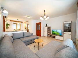 Spacious Apartment Senozece - with terrace & grill, ξενοδοχείο σε Senožeče