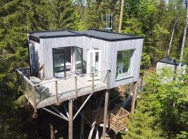 Treehouse Stay with Wood-Fired Hot Tub & Nature!，Strömmaköp的飯店