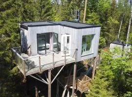 Treehouse Stay with Wood-Fired Hot Tub & Nature!